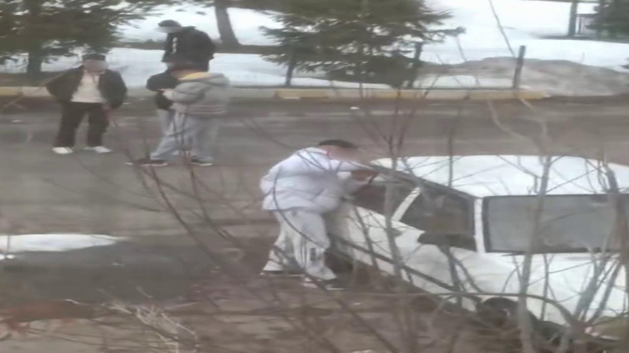 Tornavida ile otomobilin kapısını zorlayan gençler kameraya yakalandı