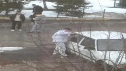 Tornavida ile otomobilin kapısını zorlayan gençler kameraya yakalandı
