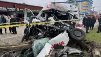 Vakaya giden ambulans kaza yaptı: 1 ölü, 3 yaralı