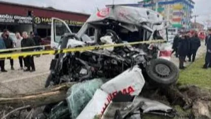 Vakaya giden ambulans kaza yaptı: 1 ölü, 3 yaralı