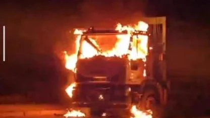 Van'da çöp kamyonu alev alev yandı