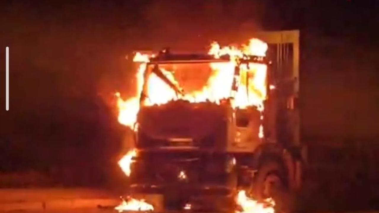 Van'da çöp kamyonu alev alev yandı