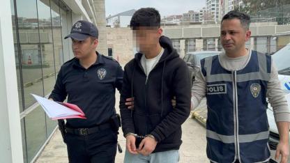 Yan bakma kavgası kanlı bitti: 17 yaşındaki çocuk boynundan bıçaklandı