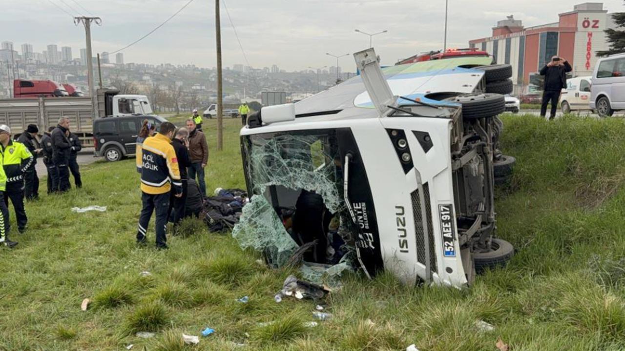 Yarışmadan dönen öğrencileri taşıyan midibüs şarampole devrildi: 9’u öğrenci 15 yaralı