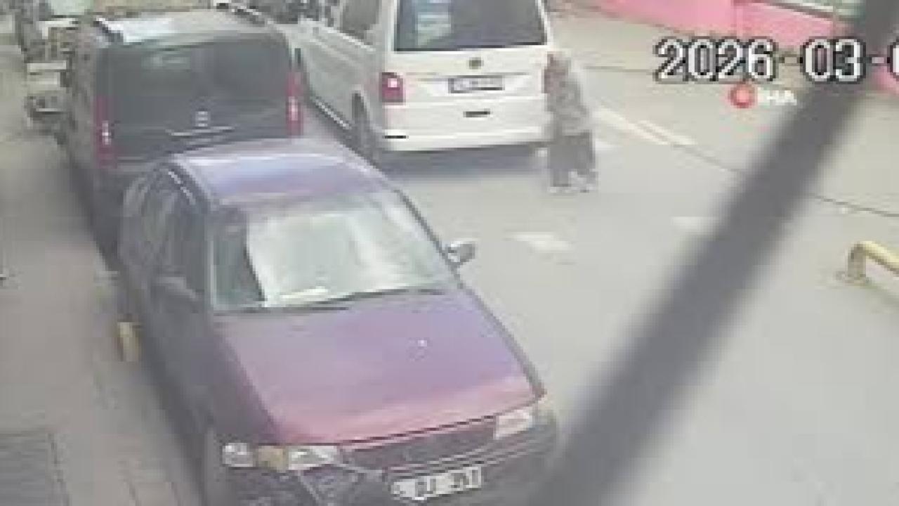 Yaşlı kadın, geri manevra yapan minibüsün altında kaldı