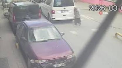 Yaşlı kadın, geri manevra yapan minibüsün altında kaldı