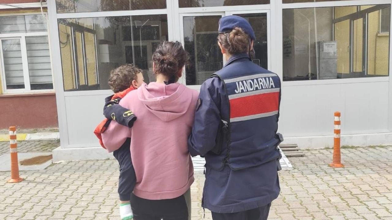 Yedi ayrı suçtan aranıyordu, kucağında bebeğiyle hapse girdi