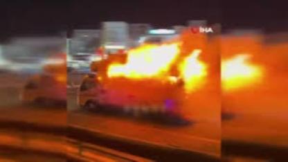Yoldayken alev alan kamyonetin şoförü, aracını itfaiye istasyonuna sürdü
