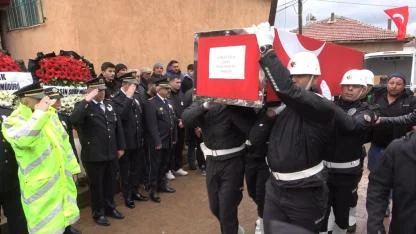 Yürek yakan veda: Şehit babaya son dokunuş