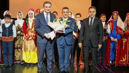 "7 Bölge 7 Renk" ayakta alkışlandı