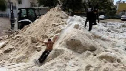 Adana’da nisan ayında çocukların kar topu keyfi