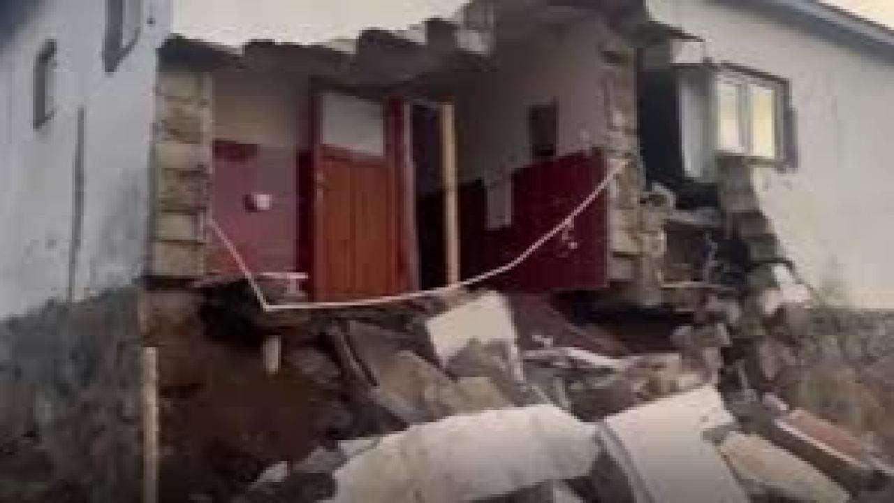 Ağrı’daki depremde köylerde bazı yapılarda hasar meydana geldi