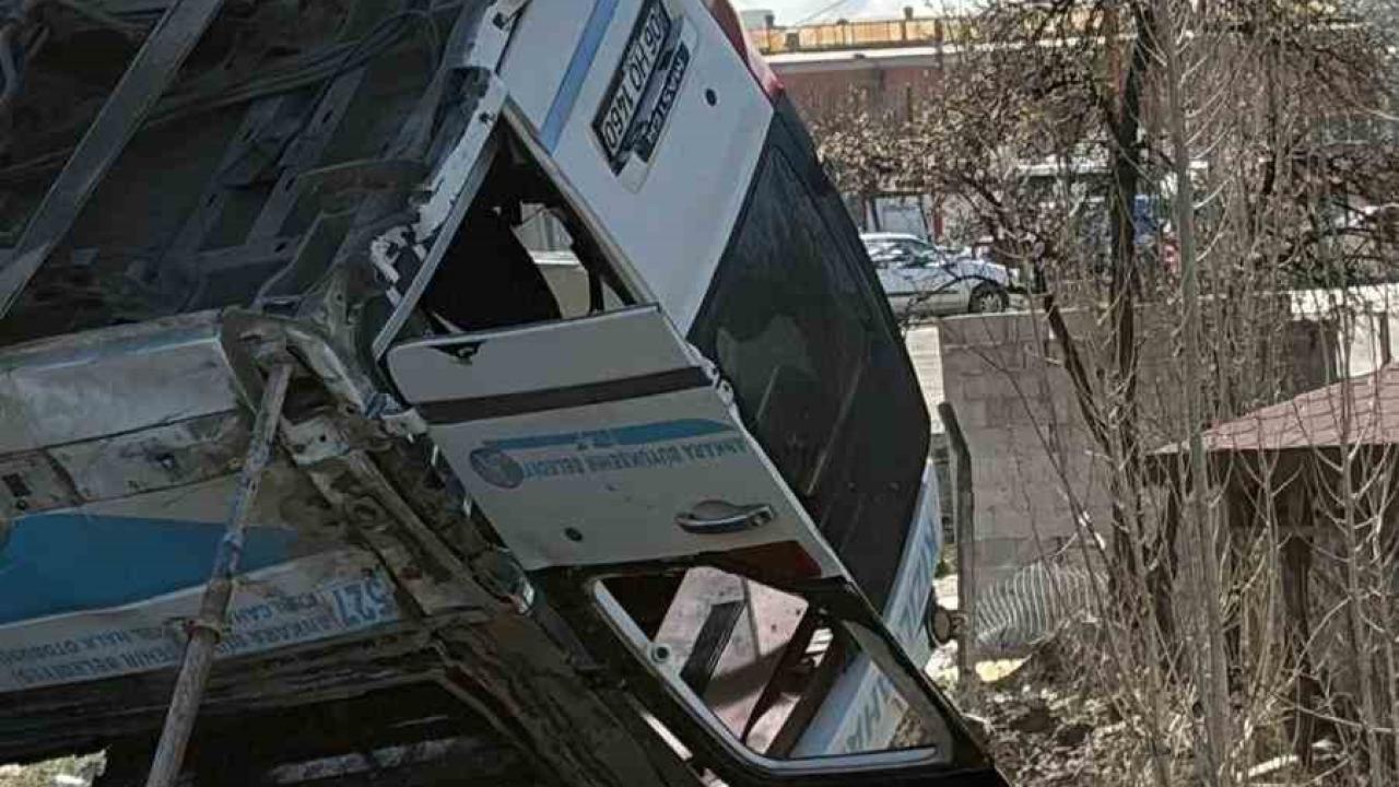 Ankara’da özel halk otobüsü köprü direğine çarptı: 5 ölü, 15 yaralı