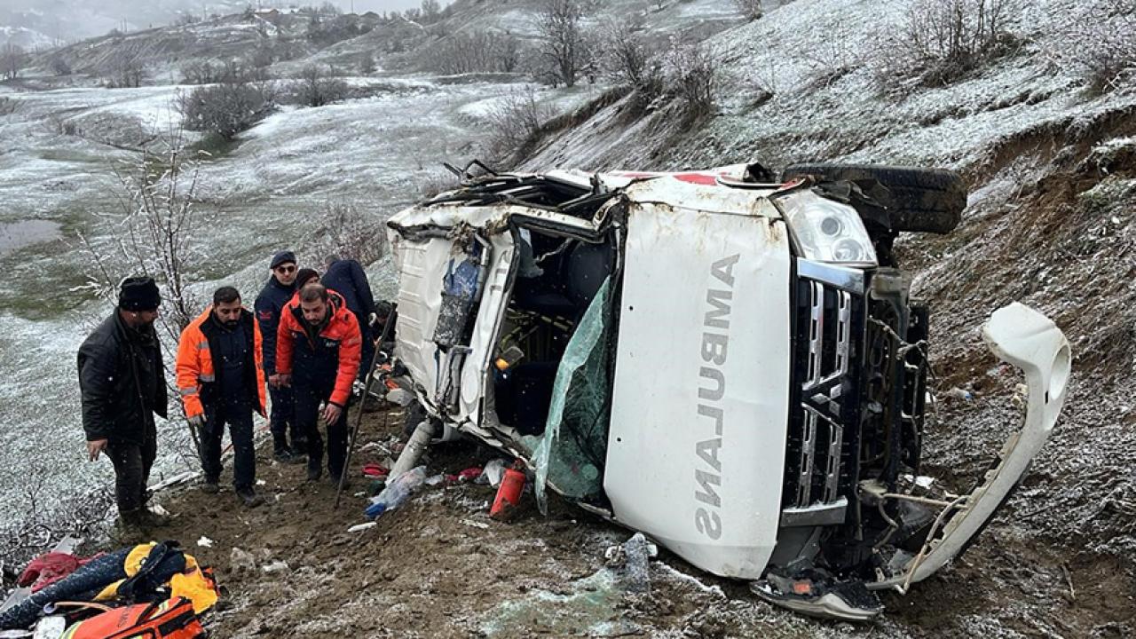 Artvin’de ambulans uçuruma yuvarlandı: 1 ölü, 4 yaralı