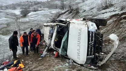 Artvin’de ambulans uçuruma yuvarlandı: 1 ölü, 4 yaralı