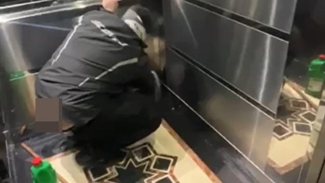 Asansöre tuvaletini yapan kuryeye asansörü temizlettiler