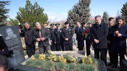 Bakan Çiftçi, Neşet Ertaş’ın kabrini ziyaret etti