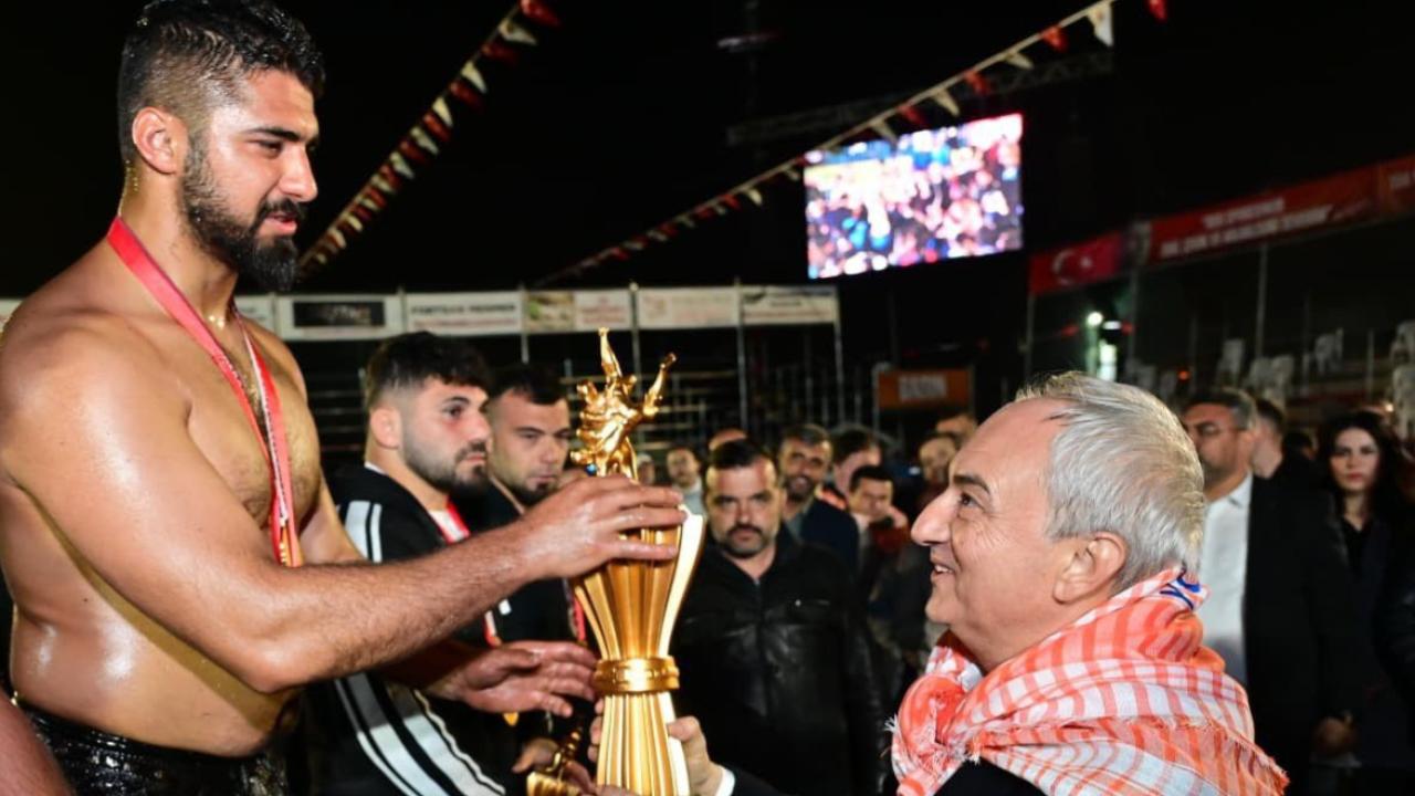 Balıkesirli güreşçi Enes Doğan, Kepez’de başpehlivan oldu