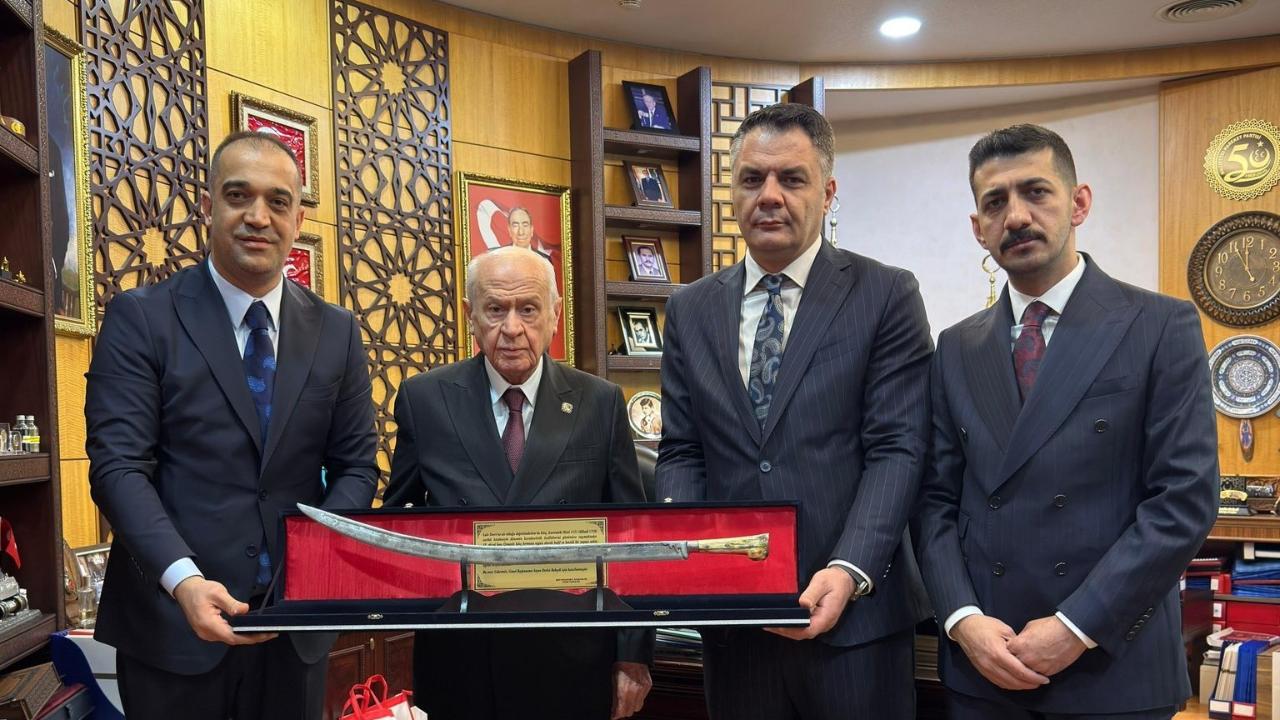 Başkan Yurdagül, Bahçeli’ye Osmanlı döneminden kalma kılıç hediye etti