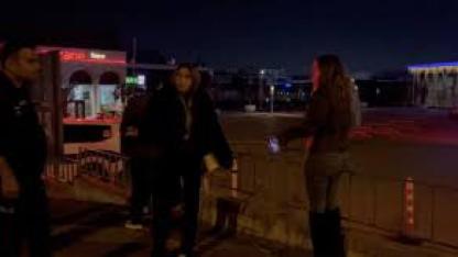 Bursa’da alkollü genç kızlar ortalığı karıştırdı, yol kenarında bekleyen sürücü ve aracına saldırdılar