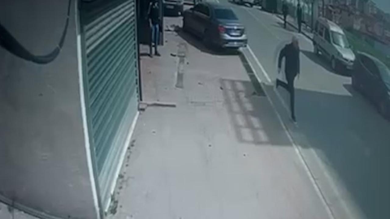 Çocuğunu tehdit ettiğini iddia ettiği motosikletliye otomobiliyle böyle çarptı