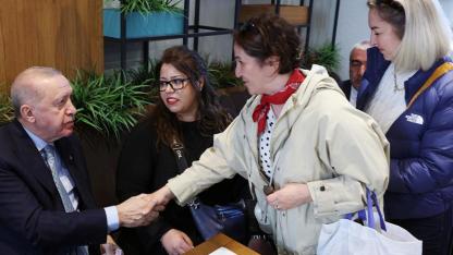 Cumhurbaşkanı Erdoğan, vatandaşlarla kafede sohbet etti