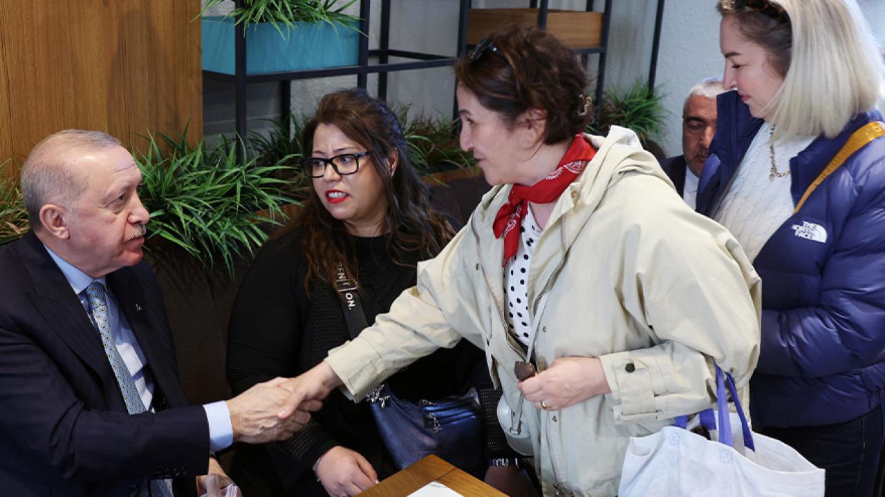 Cumhurbaşkanı Erdoğan, vatandaşlarla kafede sohbet etti