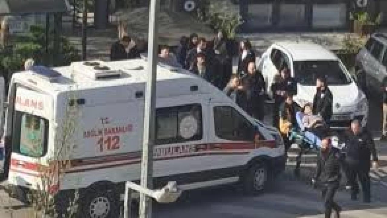 Direksiyon başında uyuduğu öne sürülen sürücü, kaldırımdaki yayalara çarptı