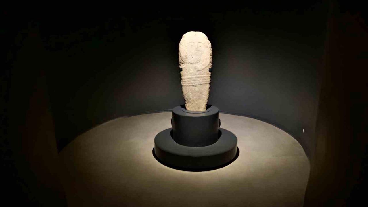 Erzurum’da bulunan 2 bin 500 yıllık ‘taş baba’ heykeli ziyaretçilerin ilgi odağı oldu