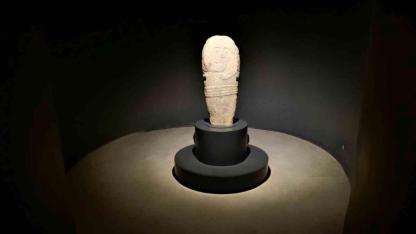 Erzurum’da bulunan 2 bin 500 yıllık ‘taş baba’ heykeli ziyaretçilerin ilgi odağı oldu