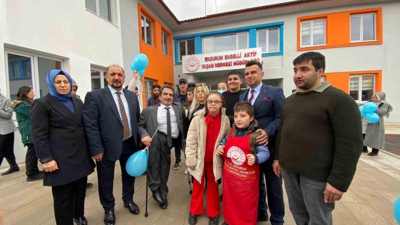 Erzurum’da otizm farkındalığı için mavi balonlar gökyüzüne bırakıldı