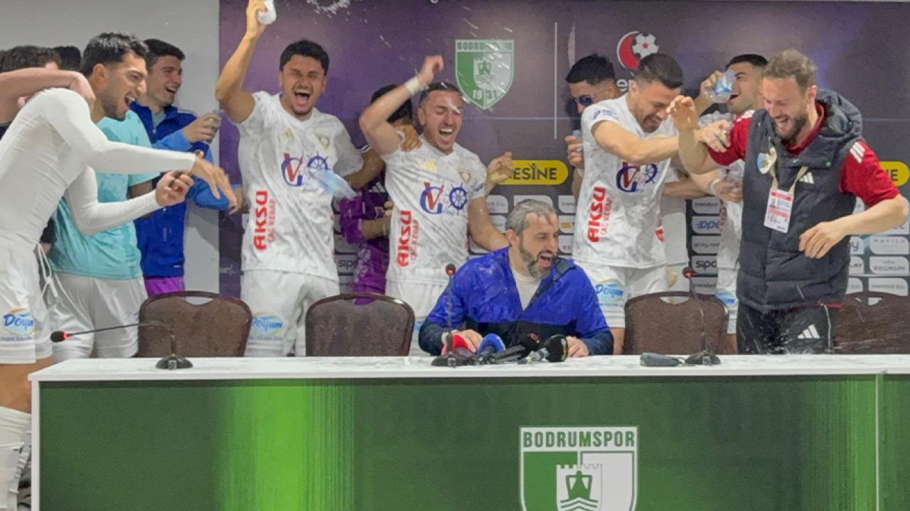 Erzurumspor FK oyuncuları basın toplantısını basıp kutlama yaptı