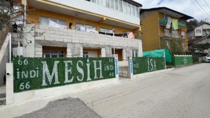 Evin çatısına ve önündeki çitlere yazılan yazılar ekipleri harekete geçirdi