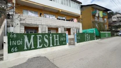 Evin çatısına ve önündeki çitlere yazılan yazılar ekipleri harekete geçirdi