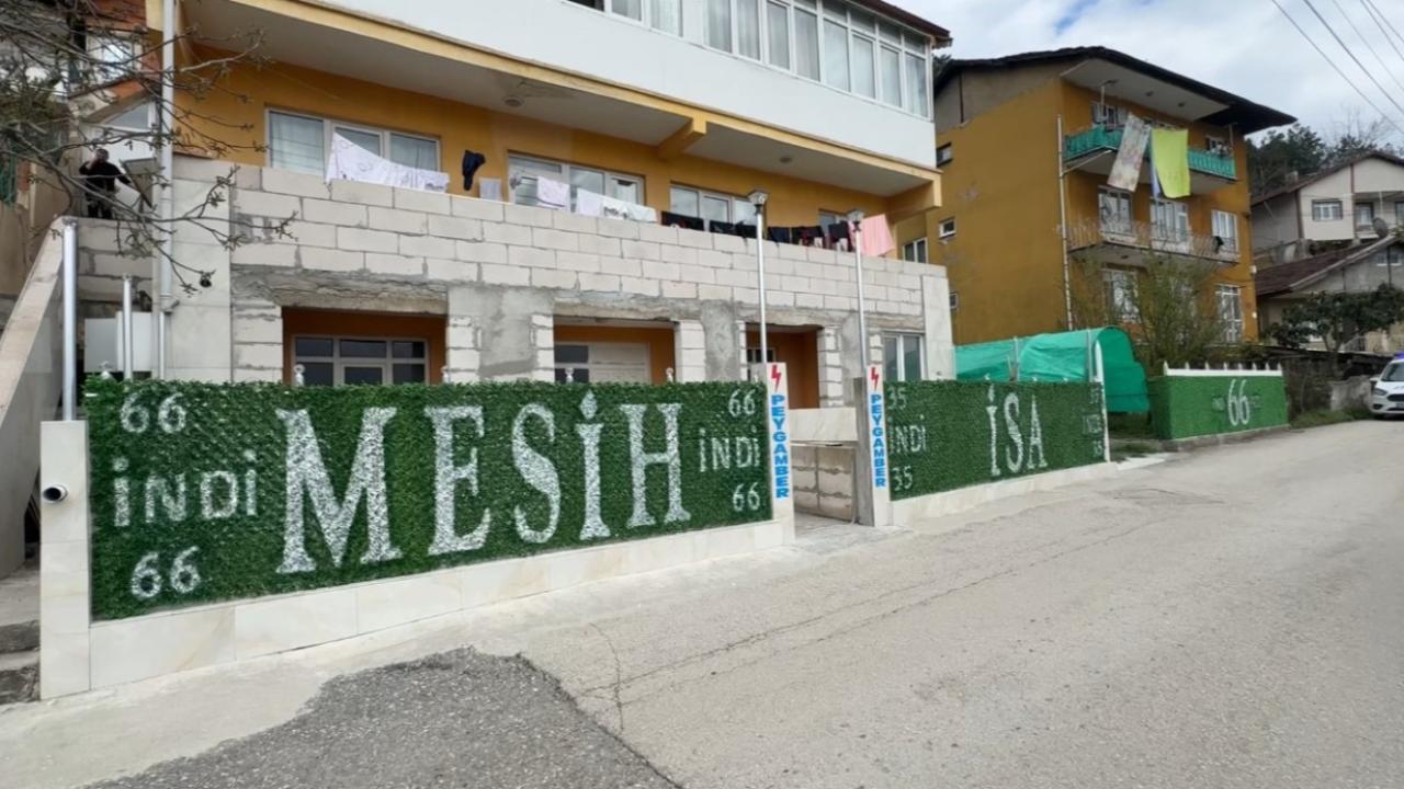 Evin çatısına ve önündeki çitlere yazılan yazılar ekipleri harekete geçirdi