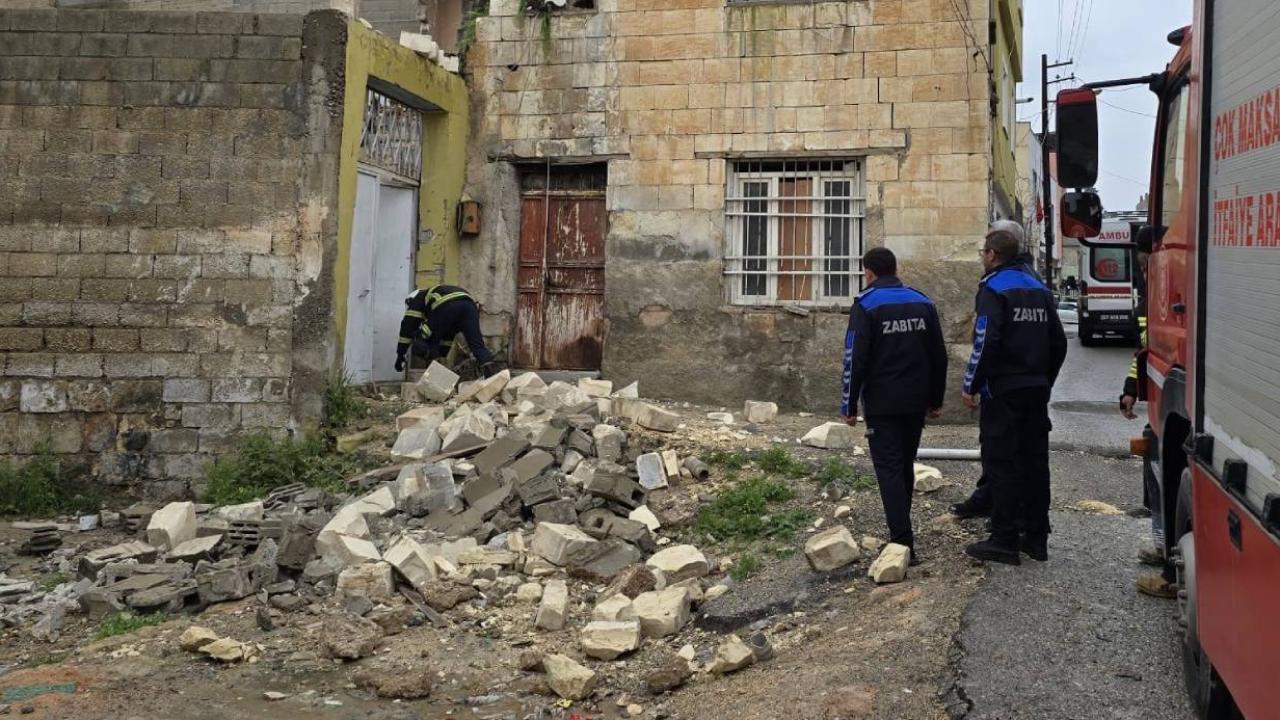 Gaziantep’te yoğun yağış sonrası kerpiç bina çöktü: 2 yaralı