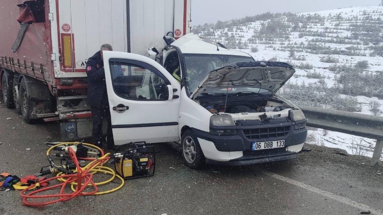 Hafif ticari araç tıra arkadan çarptı, 2 ölü 3 yaralı