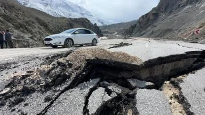 Hakkari’de heyelan: Tesis büyük hasar gördü, kara yolunda dev yarıklar oluştu