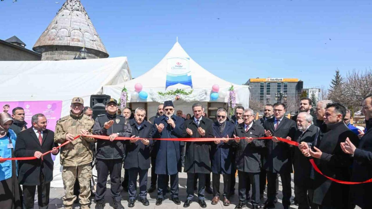 Hayır çarşısı bu kez "İki İnsan Bir Hayat" için açıldı
