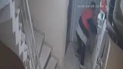 Hırsızlık için girdiği binada kapıları yokladı, açamayınca koridora tuvaletini yaptı