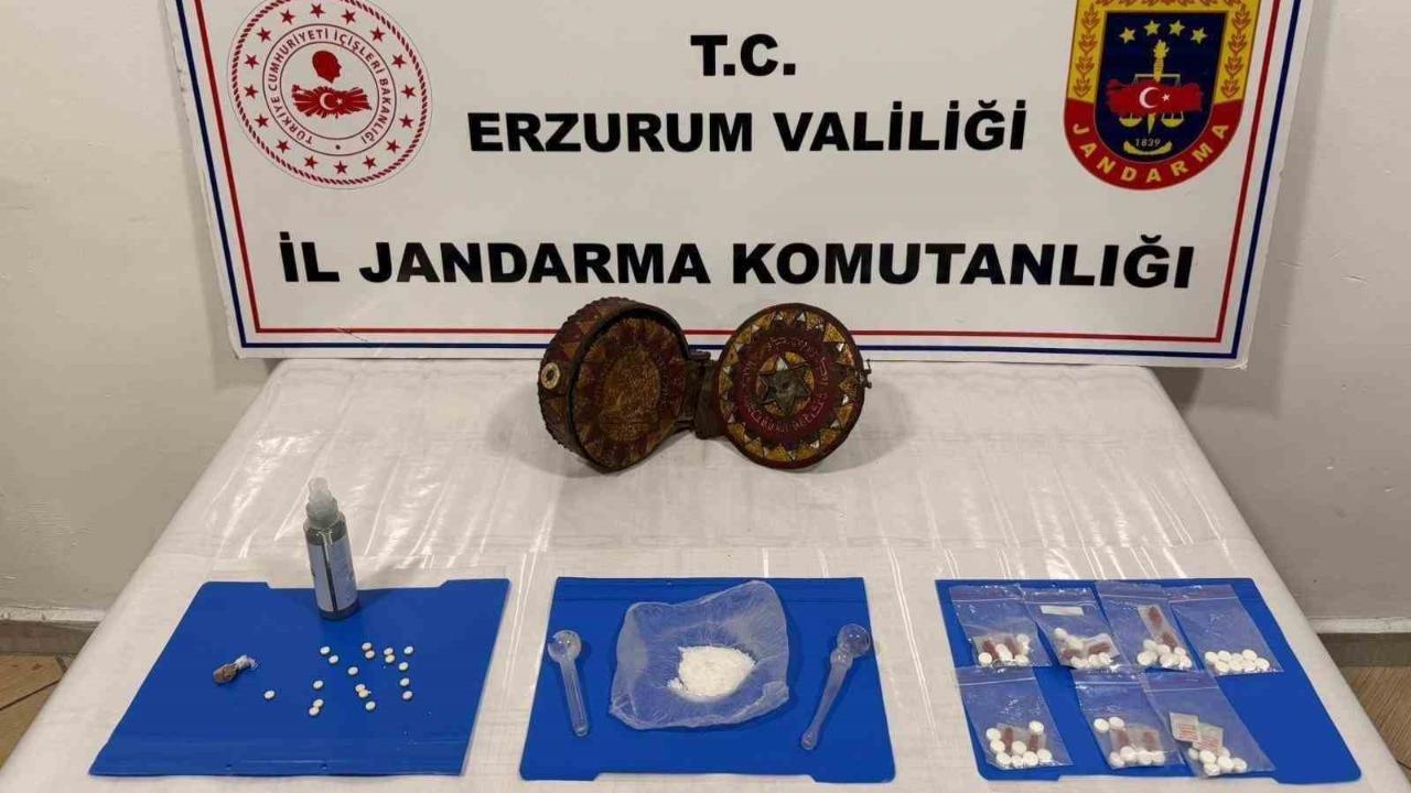 Jandarma Erzurum’da ceylan derisi üzerine yazılmış altın işlemeli Tevrat yakaladı