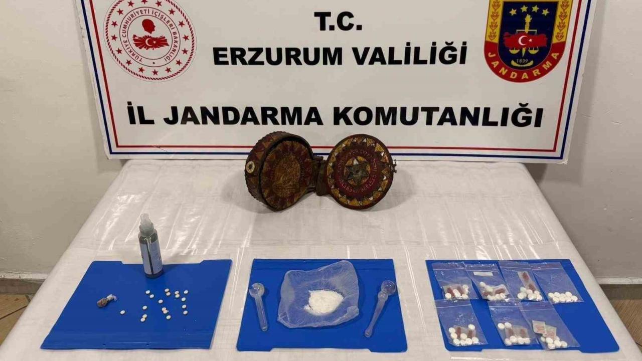 Jandarma Erzurum’da ceylan derisi üzerine yazılmış altın işlemeli Tevrat yakaladı