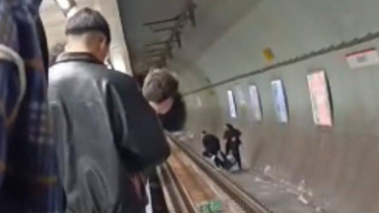 Kadıköy metro istasyonunda intihar girişimi vatandaşlar tarafından engellendi