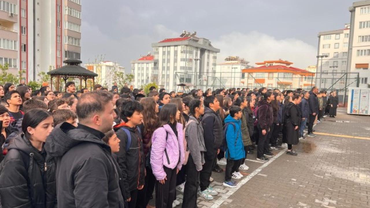 Kahramanmaraş’ta öğrenciler, saldırıda hayatını kaybedenler için dua etti