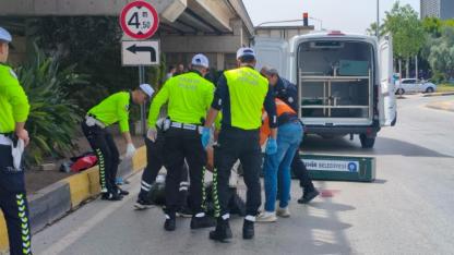 Mendil sattığı ışıkta tırın altında kalan yaşlı kadın öldü, kaza anı güvenlik kamerasında
