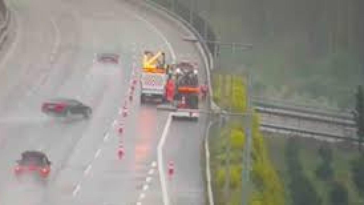 Önce bariyere, ardından otoyol çalışanlarına çarptı