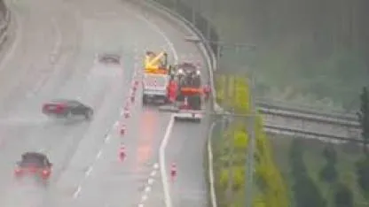 Önce bariyere, ardından otoyol çalışanlarına çarptı