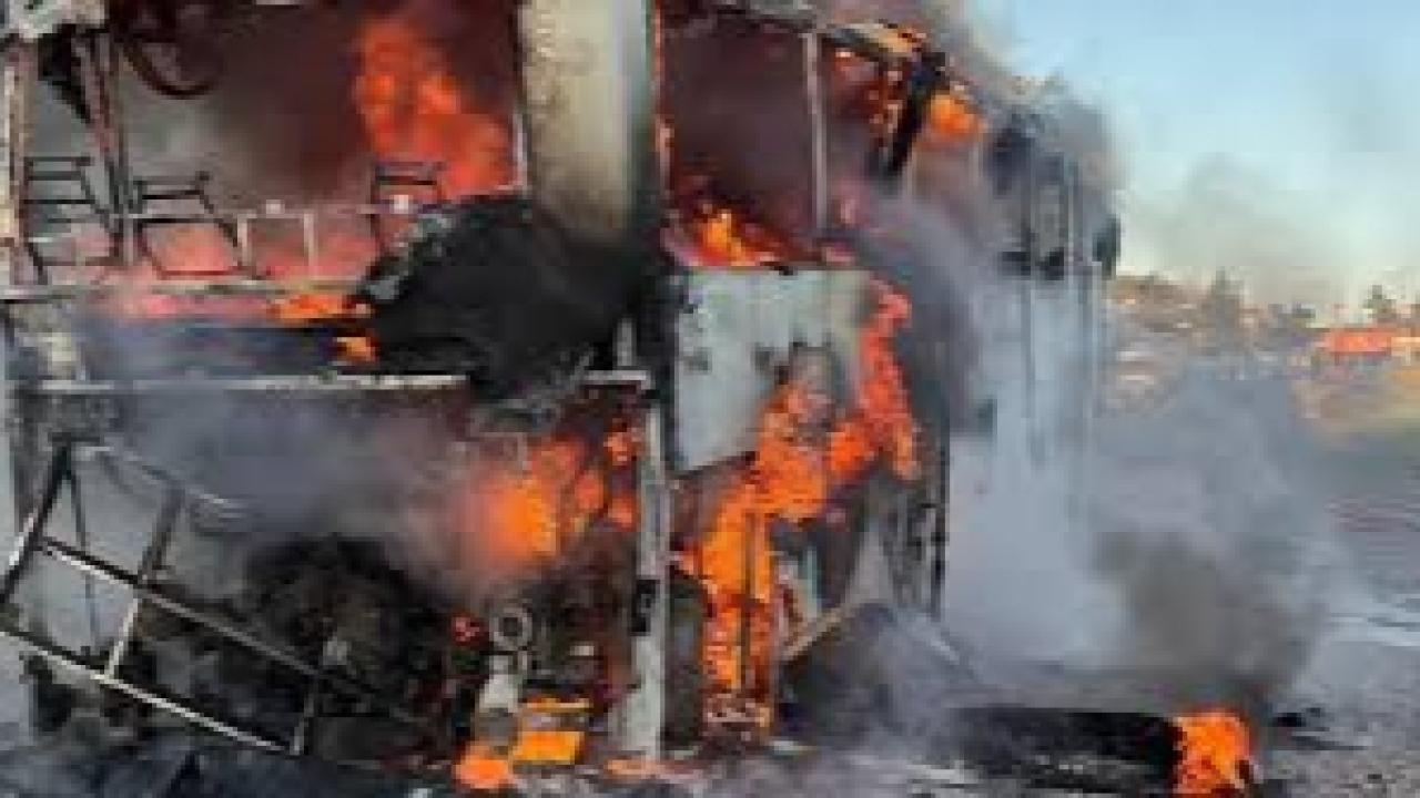 Otobüs alev topuna döndü, yolcular son anda kurtuldu