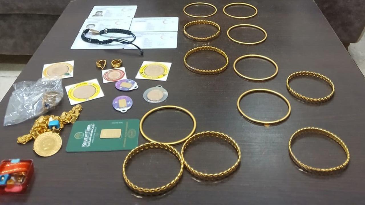 Otobüste unutulan çok sayıda altın sahibine teslim edildi