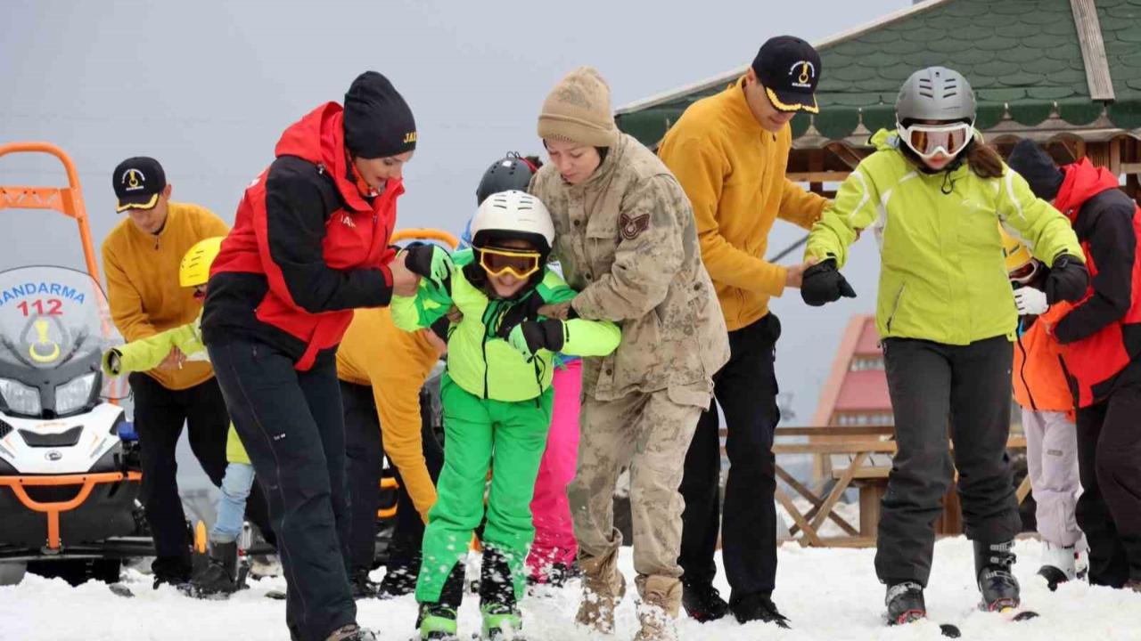 Sevgiye uzanan jandarma eli